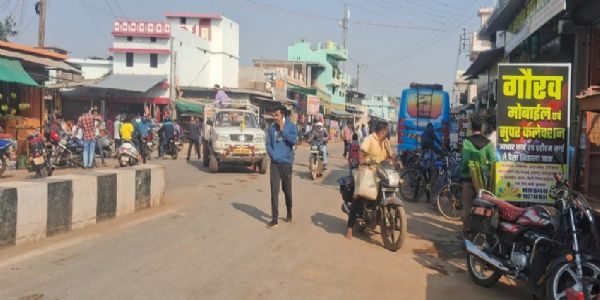 मगरलोड में सामान फैलाकर फुटपाथ में कब्जा, नोटिस के बाद भी कार्रवाई नहीं