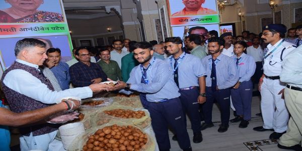 प्रधानमंत्री मोदी के जन्मदिन पर विधान सभा अध्यक्ष महाना ने बांटे गुलगुले