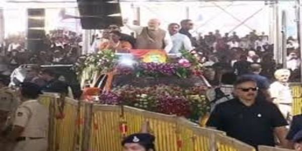 मप्र: प्रधानमंत्री मोदी भैंसोला में कार्यक्रम स्थल पर पहुंचे, खुली जीप से लोगों का अभिवादन किया