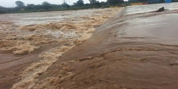 लगातार हो रही बारिश से रामानुजगंज की कन्हर नदी उफान पर