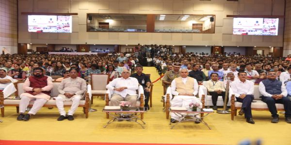 ‘स्वस्थ नारी, सशक्त परिवार’ अभियान के शुभारंभ का वर्चुअल प्रसारण राज्यपाल और मुख्यमंत्री ने गांधीनगर से देखा