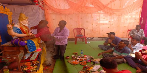धमतरी में धूमधाम से मनाई गई विश्वकर्मा जयंती, क़ई स्थानों पर स्थापित की गई है मूर्ति