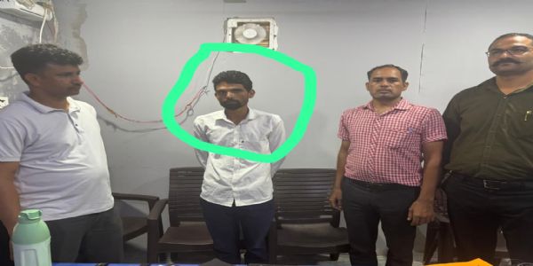 लाइनमैन चार हजार रुपये की रिश्वत लेते गिरफ्तार