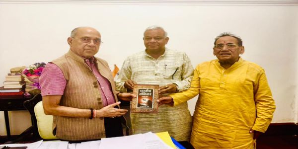 पवन जिंदल और एच.एन. शर्मा ने नृपेंद्र मिश्र को भेंट की ‘भारतीय संविधान, अनकही कहानी’