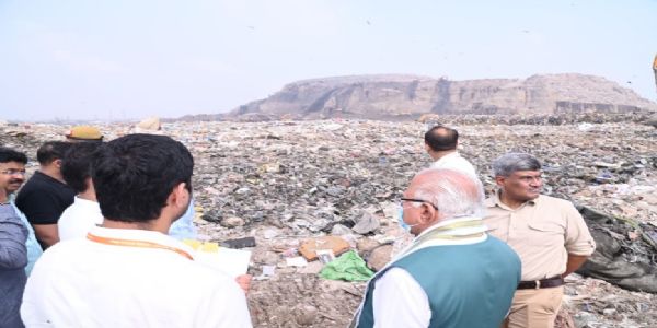 प्रधानमंत्री के जन्मदिन पर मनोहर लाल ने किया भलस्वा लैंडफिल का निरीक्षण, स्वच्छता अभियान शुरू