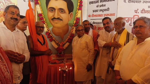 दीप जलाकर मेला शुभारंभ करते विहिप के राष्ट्रीय महामंत्री बजरंग लाल बांगड़ा , उमा पीठाधीश्वर स्वामी रामदेवानंद सरस्वती जी महाराज व मेला समिति पदाधिकारी।