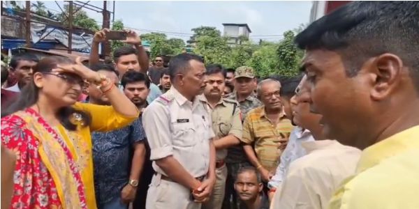 खोरीबाड़ी-घोषपुकुर राज्य सड़क  गड्ढे में तब्दील, ग्रामीणों ने किया प्रदर्शन