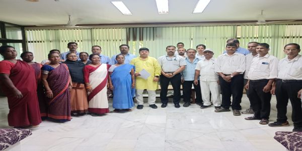 कांके में ठेका श्रमिकों ने समस्याओं को लेकर जताया आक्रोश