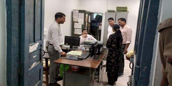 डीएम के निरीक्षण में दो कर्मियों की सेवा समाप्त, लिपिक हुआ निलम्बित