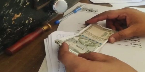 बालाघाटः ईओडब्ल्यू की टीम ने बीट गार्ड को तीन लाख रुपये की रिश्वत लेते रंगे हाथों दबोचा