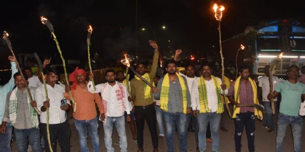 रेल रोको आंदोलन को सफल बनाने को लेकर निकाला मशाल जुलूस