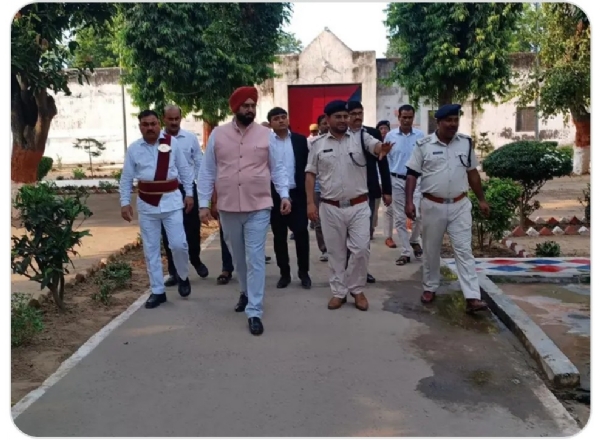 मंडल कारा का निरीक्षण करते जिला व सत्र न्यायाधीश