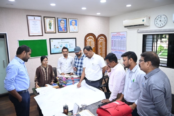 नवीन सड़क निर्माण का नक्शा और डिटेल प्रोजेक्ट रिपोर्ट देखते हुए बाएं से कलेक्टर अबिनाश मिश्रा, आयुक्त प्रिया गोयल व अन्य।