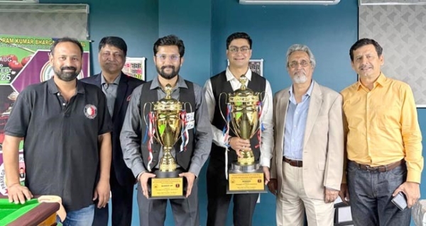 उत्तर प्रदेश राज्य स्नूकर चैम्पियनशिप में विजेता ट्राफी के साथ खिलाड़ी एवं अन्य।