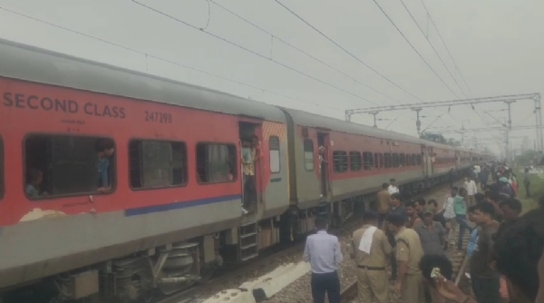 हादसे के बाद मलवां रेलवे स्टेशन पर खड़ी यात्री ट्रेन