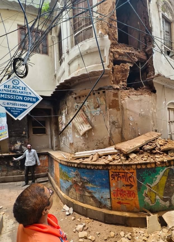 भवन का गिरा हिस्सा देखते हुए विधायक डॉ नीलकंठ (फोटो)