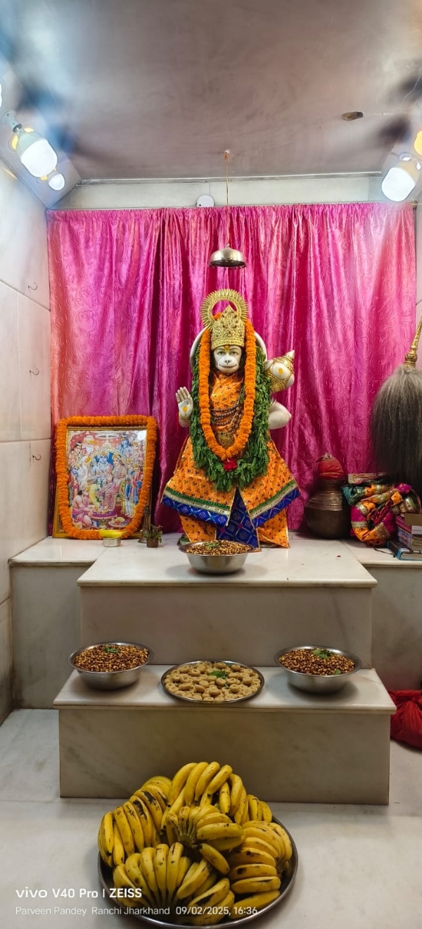 मंदिर में बजरंग बली की तस्वीर