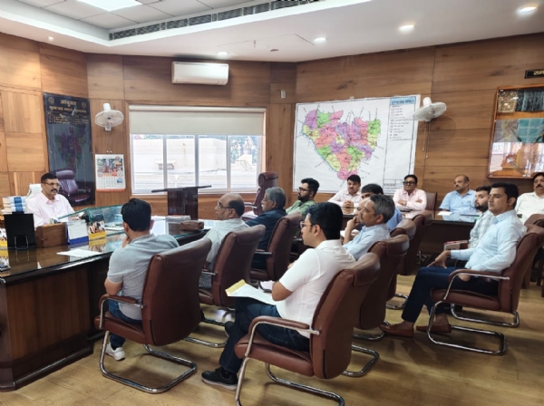 निर्यात को प्रोत्साहित करने के लिए मंडलायुक्त आंजनेय कुमार सिंह की अध्यक्षता में निर्यातकों के साथ संपन्न होती बैठक।