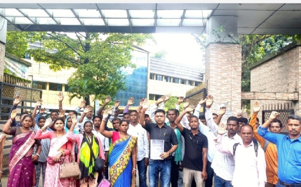 एकलव्य विद्यालय में दाखिला प्रक्रिया ठप, अभिभावकों का हंगामा