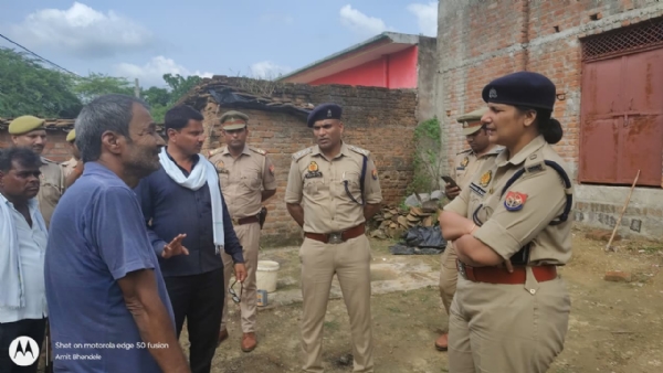 ग्रामीणों से जानकारी लेती अपर एसपी वंदना सिंह