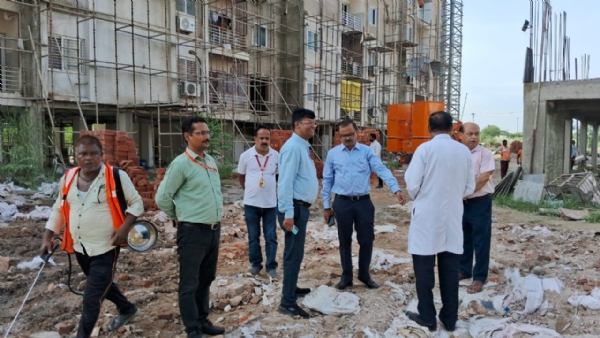 नगर निगम और स्वास्थ्य विभाग की टीमों ने पूरे परिसर के छोटे जलस्रोतों में किया एंटी लार्वल का छिड़काव