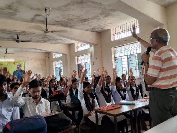 सशिमं में नशा एक अभिशाप विषय पर आयोजित कार्यक्रम में छात्रों को संकल्प दिलाते हुए डा हीरा महावर।