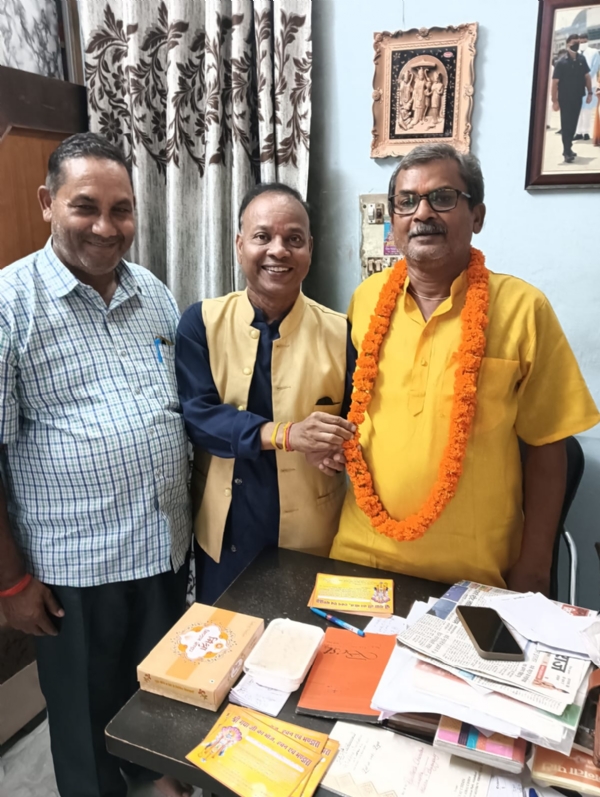भाजपा काशी प्रांत उपाध्याक्ष अवधेश चन्द्र गुप्ता को बधाए देते हुए भाजपा प्रवक्ता पवन श्रीवास्तव का छाया चित्र