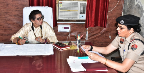 महिला आयोग की चेयरपर्सन रेणु भाटिया महिला थाना झज्जर का निरीक्षण करते हुए।