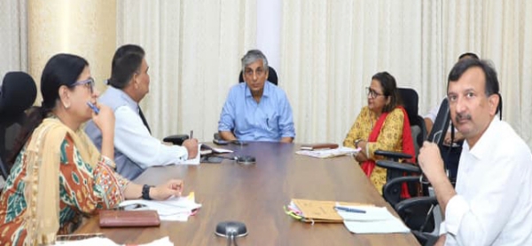 स्वास्थ्य विभाग के अतिरिक्त मुख्य सचिव सुधीर राजपाल बैठक लेते हुए