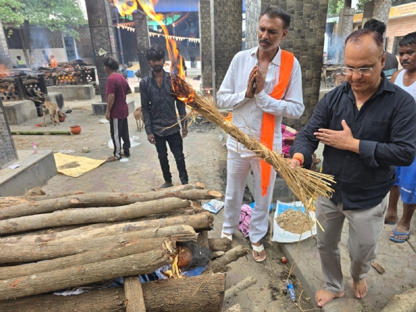 अंतिम दाह संस्कार में विहिप सदस्य और अन्य