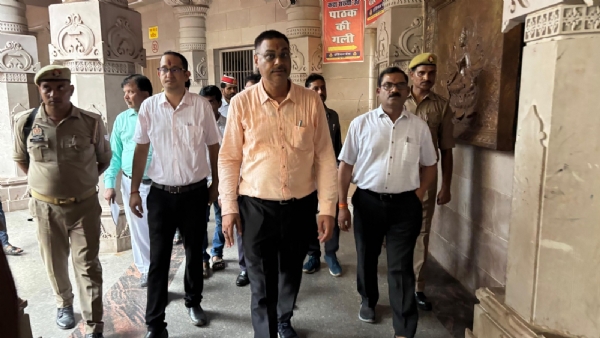 विंध्यधाम का निरीक्षण करते जिलाधिकारी पवन कुमार गंगवार व अन्य।