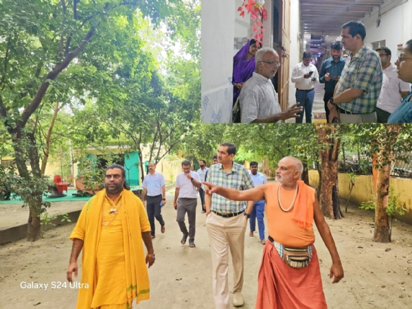 निरीक्षण करते हुए जिलाधिकारी