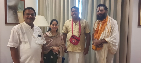 नदियामी (दरभंगा): जया किशोरी के साथ महंत बौवा भगवान व अन्य।