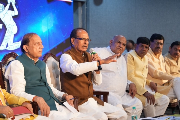केंद्रीय कृषि मंत्री शिवराज सिंह चौहान ने संसदीय क्षेत्र के कार्यकर्ताओं और नेताओं की बैठक को किया संबोधित