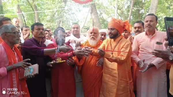 भंडारा का शुभारंभ करते अरेराज महंथ रविशंकर गिरी व अन्य