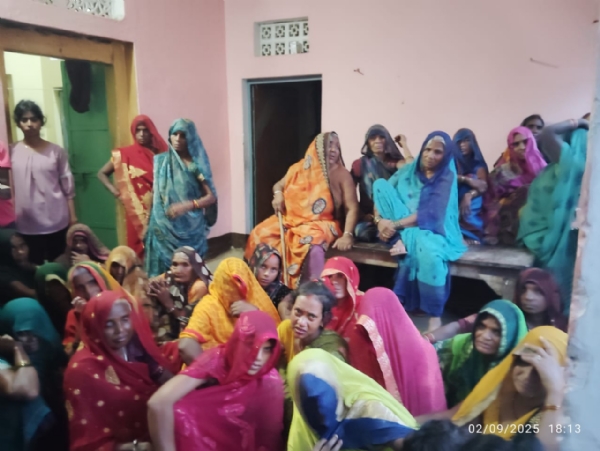 विवाहिता की मौत के बाद रोती बिलखती परिवार की महिलाएं
