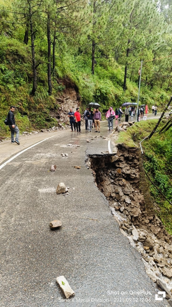 सनारली के पास क्षतिग्रस्त सड़क।
