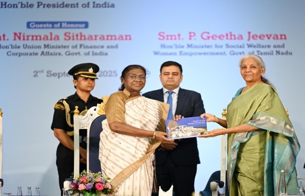 राष्ट्रपति द्रौपदी मुर्मु का समारोह में स्वागत करते हुए केंद्रीय वित्तमंत्री निर्मला सीतारमण एवं अन्य