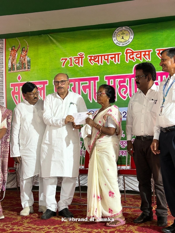 स्व लाल बाबा हेम्ब्रम के पुत्रवधु को सम्मानित करते विधानसभा अध्यक्ष