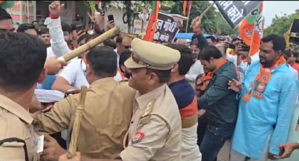 प्रदर्शन के दौरान पुलिस और भाजपाई