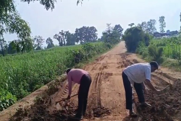 टीचर्स का सड़क मरम्मत करते सोशल मीडिया पर वीडियो वायरल, कारण बताओ नोटिस जारी
