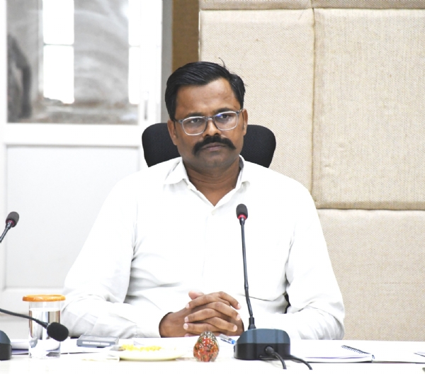 राजस्व अधिकारियों की समीक्षा बैठक संपन्न