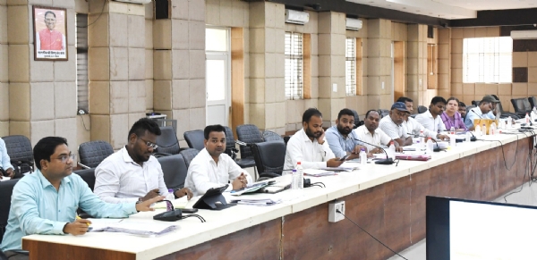 राजस्व अधिकारियों की समीक्षा बैठक संपन्न