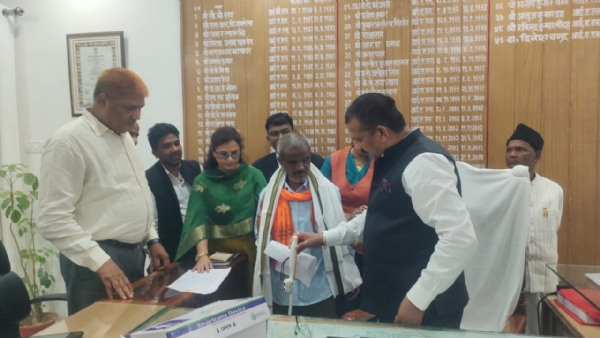 जौनपुर डीएम डॉ. दिनेश चंद्र सिंह राजस्व मामलों को फरियादियों की समस्या निस्तारण की प्रति देते हुए।