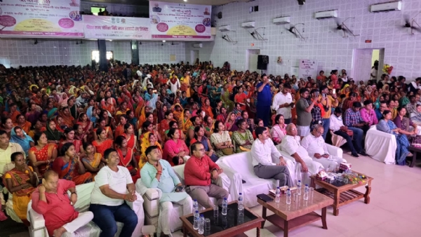 टाउन हॉल में जीविका दीदी व अधिकारी