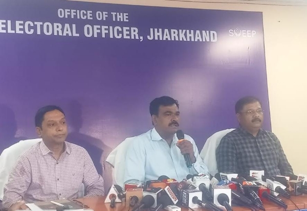 के रवि कुमार प्रेस वार्ता करते हुए