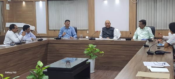 शैक्षिक गतिविधियों को परखने के लिए कुलपति ने की समीक्षा बैठक