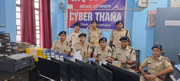 बरामद संदिग्ध सामानो के साथ पुलिस टीम