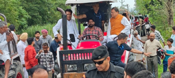 ट्रैक्टर के माध्यम से ग्रामीण और जलमग्न क्षेत्रों का दौरा करते मुख्यमंत्री।