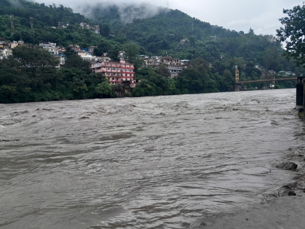 ब्यास नदी में आई बाढ़ का दृश्य।